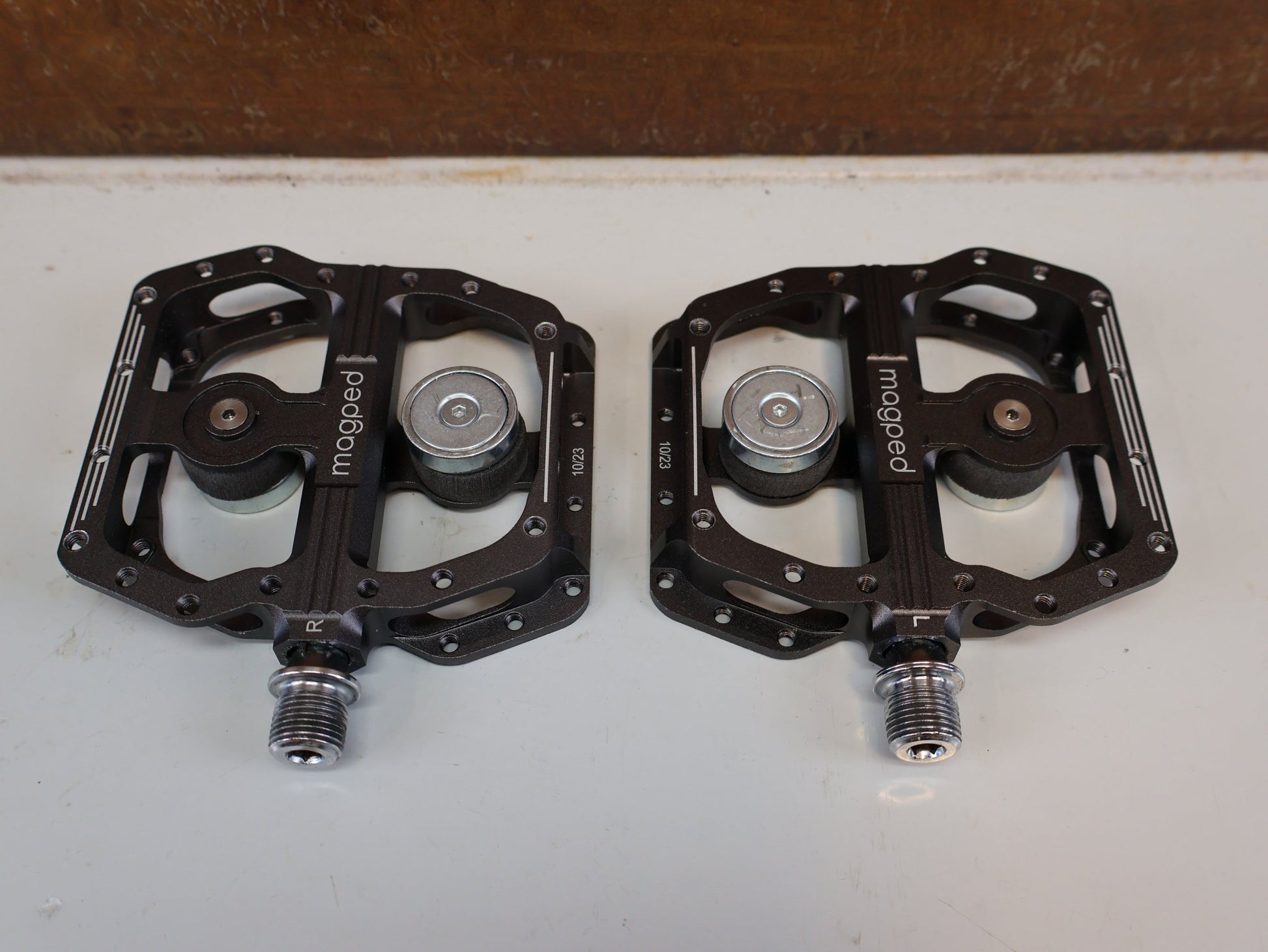 Pedale von magped, MAGPED ENDURO2 / 150N MAGNETPEDALE / SCHWARZ GRAU / MTB FLAT PEDALE vor USEDBIKES-OB.DE Hintergrund