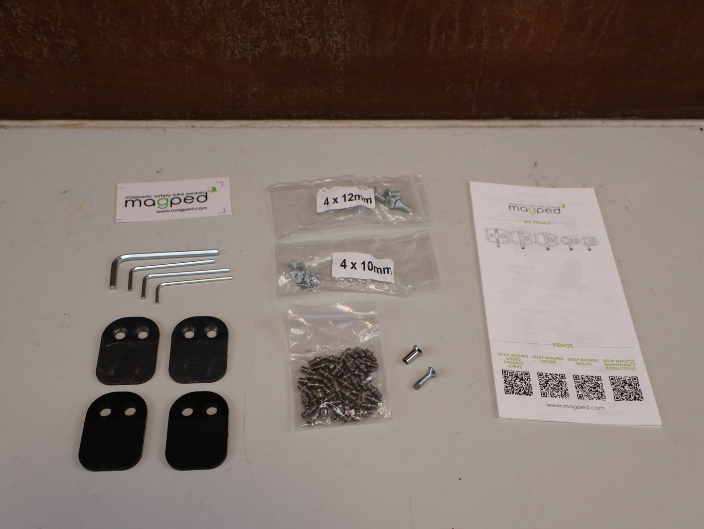 Pedale von magped, MAGPED ENDURO2 / 150N MAGNETPEDALE / SCHWARZ GRAU / MTB FLAT PEDALE vor USEDBIKES-OB.DE Hintergrund