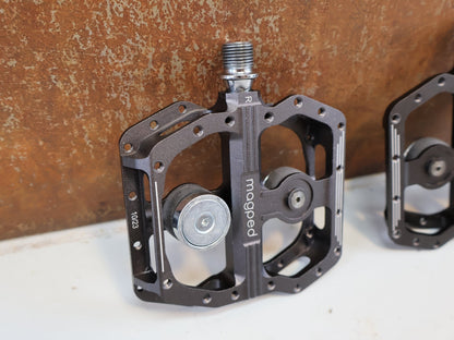 Pedale von magped, MAGPED ENDURO2 / 150N MAGNETPEDALE / SCHWARZ GRAU / MTB FLAT PEDALE vor USEDBIKES-OB.DE Hintergrund