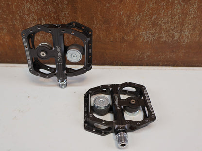Pedale von magped, MAGPED ENDURO2 / 150N MAGNETPEDALE / SCHWARZ GRAU / MTB FLAT PEDALE vor USEDBIKES-OB.DE Hintergrund