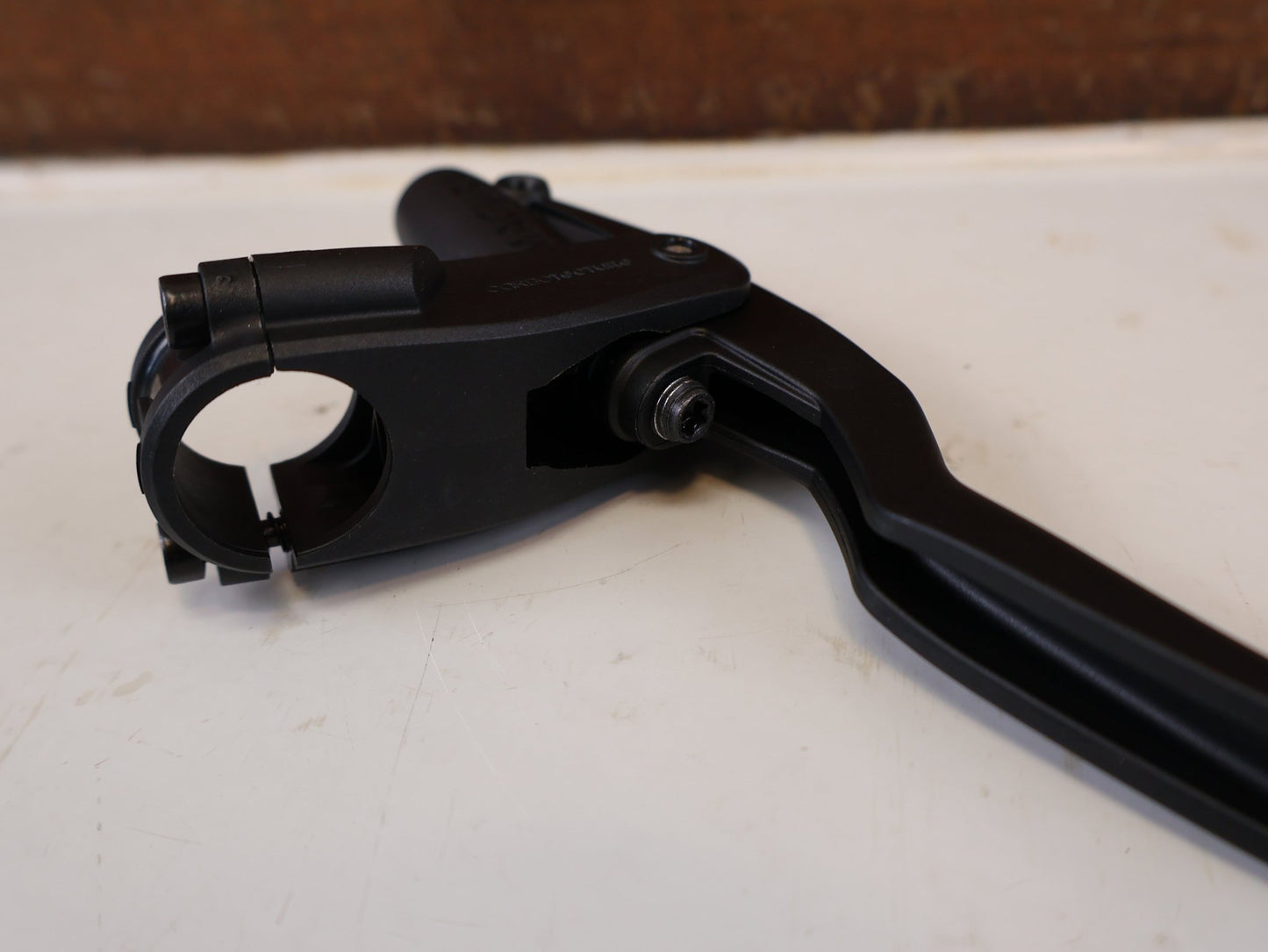 Bremse von Magura, MAGURA HS11 3 FINGER BREMSGRIFF CARBOTECTURE SCHWARZ vor USEDBIKES-OB.DE Hintergrund