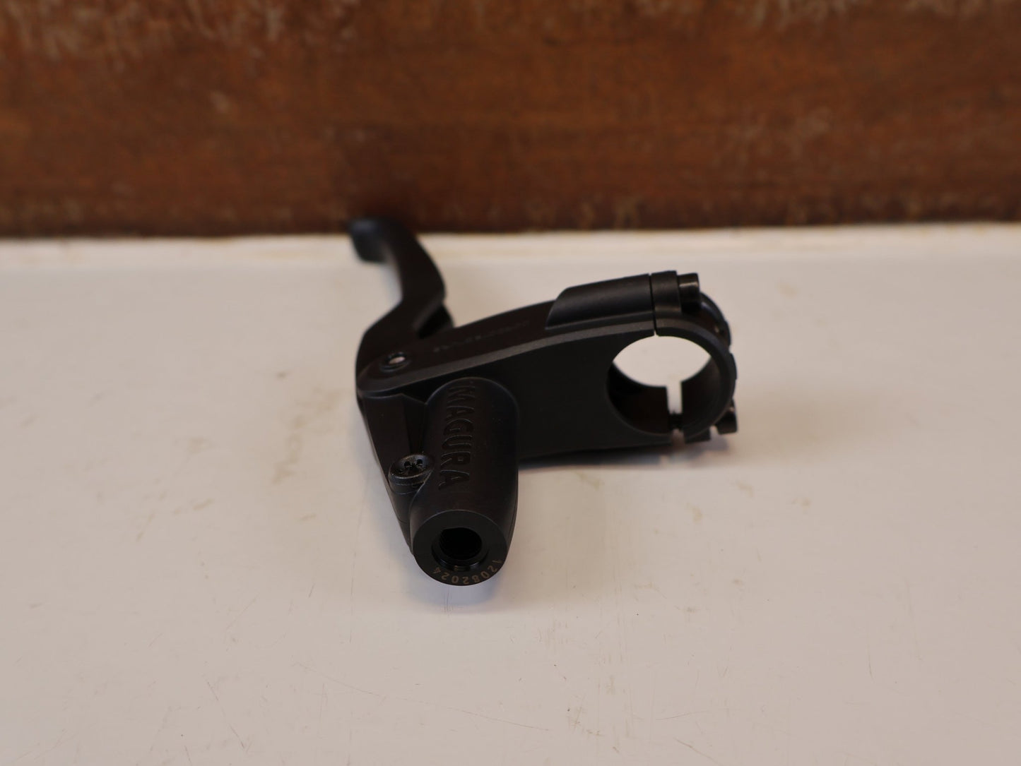 Bremse von Magura, MAGURA HS11 3 FINGER BREMSGRIFF CARBOTECTURE SCHWARZ vor USEDBIKES-OB.DE Hintergrund