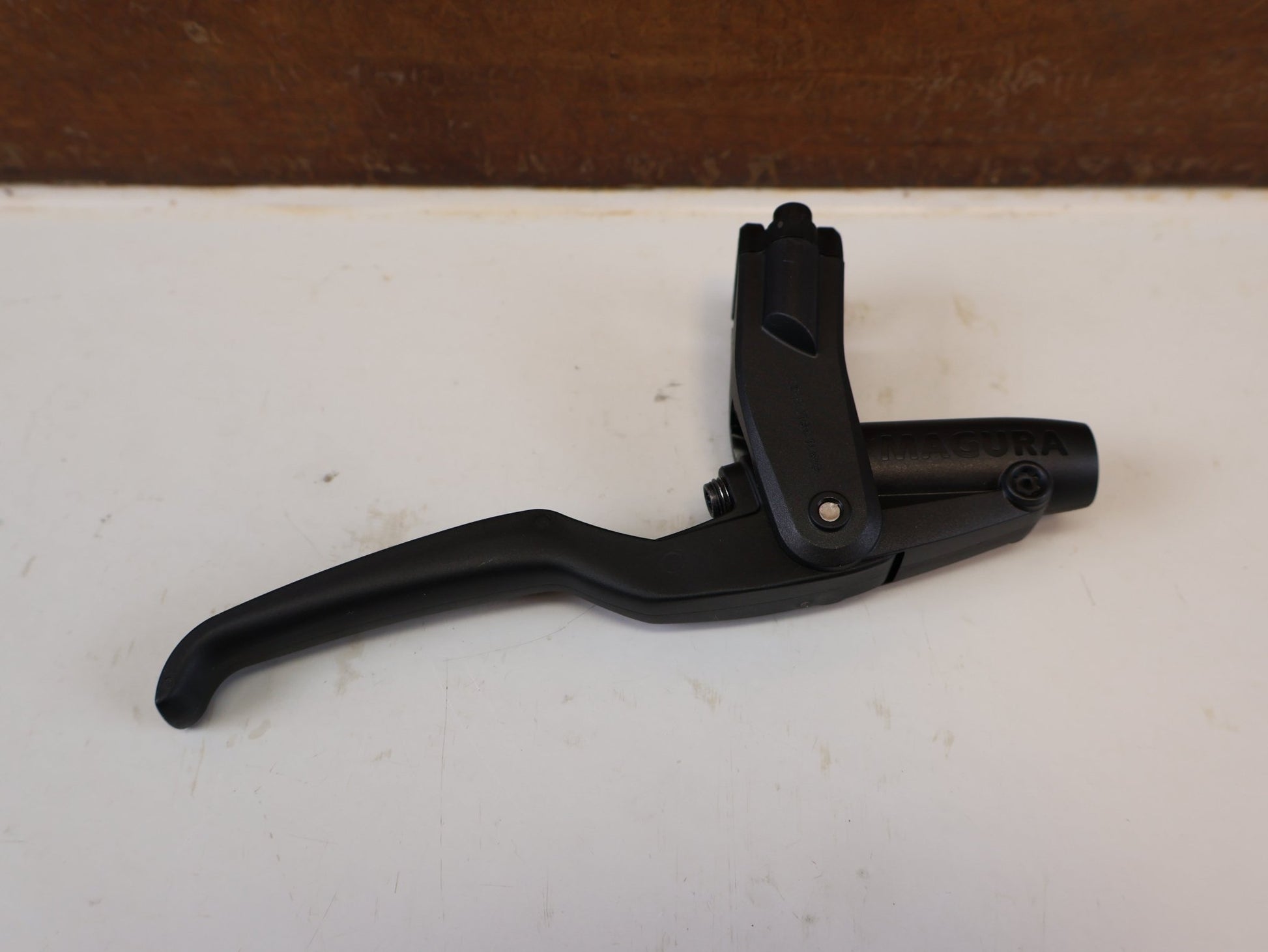 Bremse von Magura, MAGURA HS11 3 FINGER BREMSGRIFF CARBOTECTURE SCHWARZ vor USEDBIKES-OB.DE Hintergrund