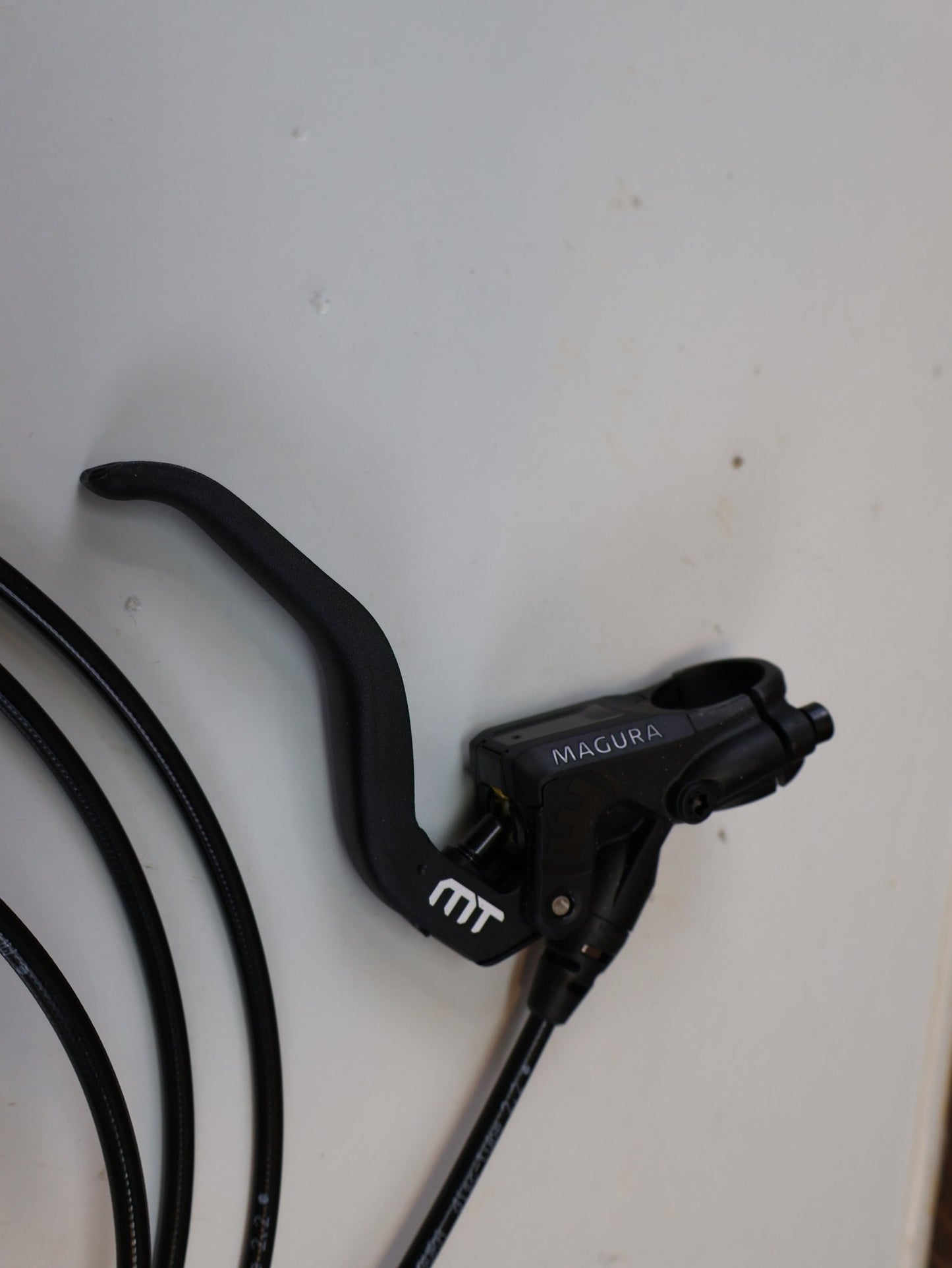 Bremse von Magura, MAGURA MT5 SCHEIBENBREMSE / 4 - KOLBEN / CARBOTECTURE / S - PEDELEC READY / 2700477 vor USEDBIKES - OB.DE Hintergrund