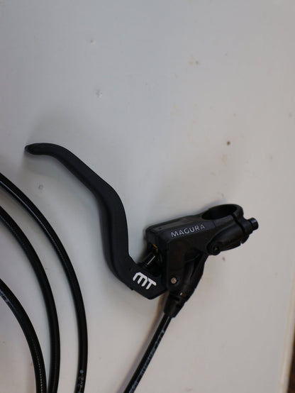 Bremse von Magura, MAGURA MT5 SCHEIBENBREMSE / 4 - KOLBEN / CARBOTECTURE / S - PEDELEC READY / 2700477 vor USEDBIKES - OB.DE Hintergrund