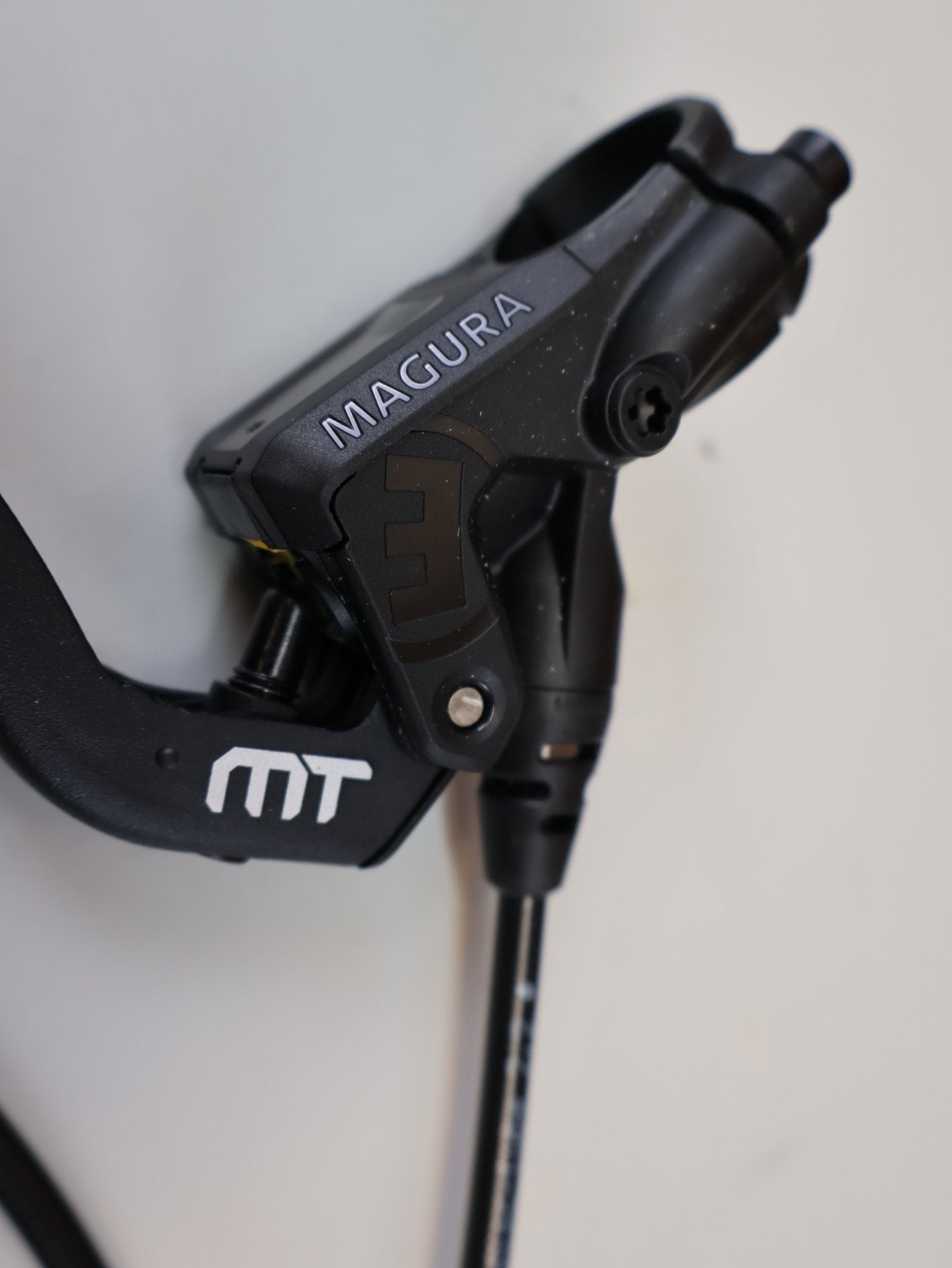 Bremse von Magura, MAGURA MT5 SCHEIBENBREMSE / 4 - KOLBEN / CARBOTECTURE / S - PEDELEC READY / 2700477 vor USEDBIKES - OB.DE Hintergrund