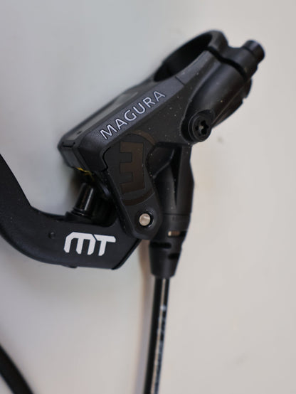 Bremse von Magura, MAGURA MT5 SCHEIBENBREMSE / 4 - KOLBEN / CARBOTECTURE / S - PEDELEC READY / 2700477 vor USEDBIKES - OB.DE Hintergrund