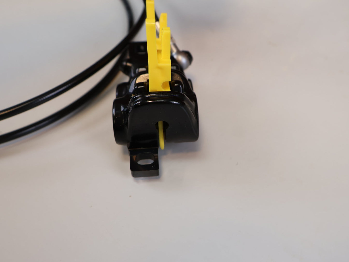 Bremse von Magura, MAGURA MT5 SCHEIBENBREMSE / 4 - KOLBEN / CARBOTECTURE / S - PEDELEC READY / 2700477 vor USEDBIKES - OB.DE Hintergrund