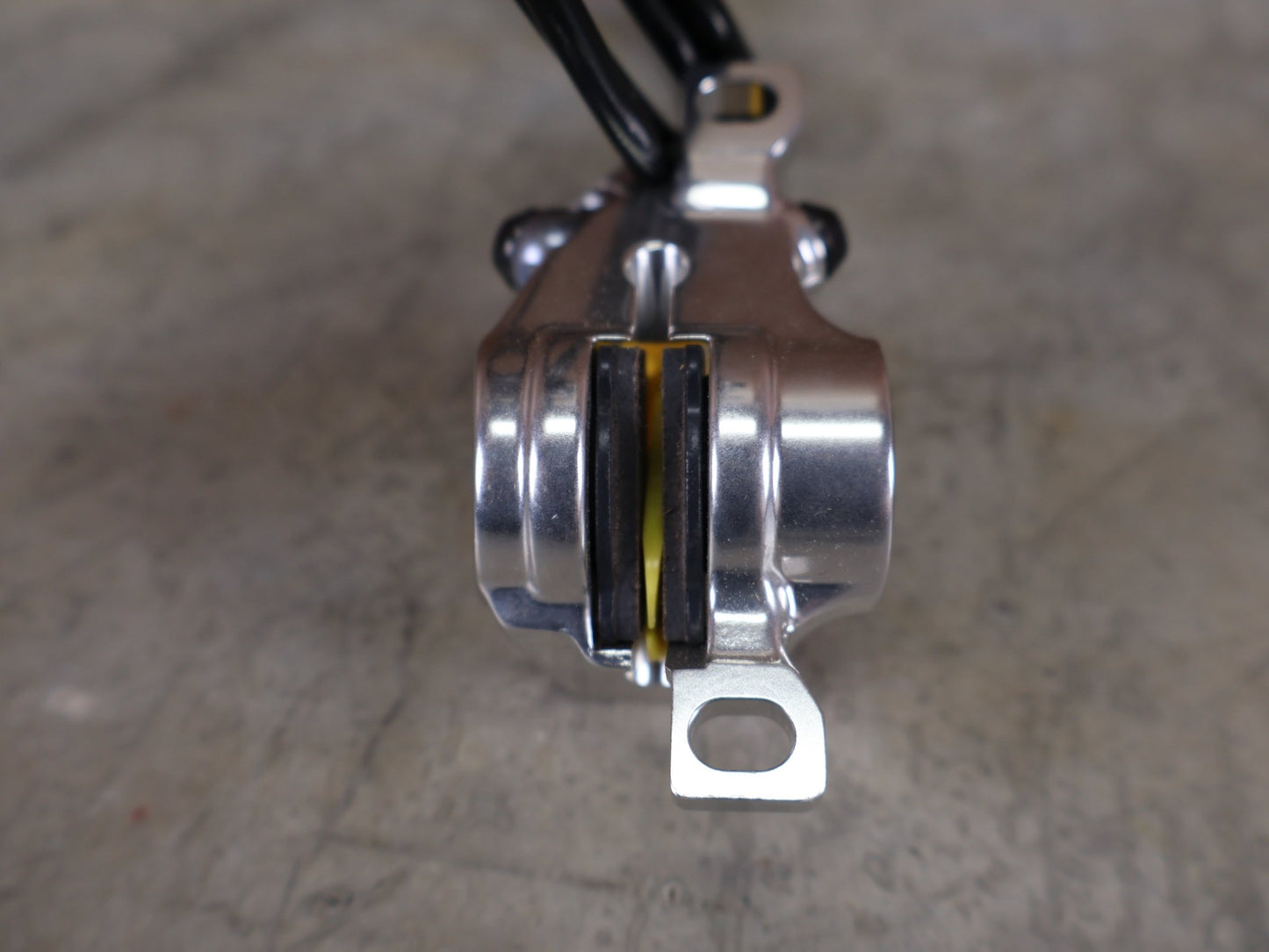 Bremse von Magura, MAGURA MT8 PRO / HYDRAULISCHE SCHEIBENBREMSE / CARBOTECTURE SL / FLIP - FLOP / 240 G vor USEDBIKES - OB.DE Hintergrund