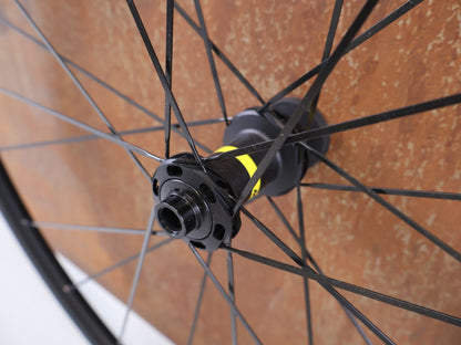 Laufrad/Laufradsatz von Mavic, MAVIC ALLROAD S DISC VORDERRAD / GRAVEL & CYCLOCROSS / CENTERLOCK / 12X100MM vor USEDBIKES - OB.DE Hintergrund