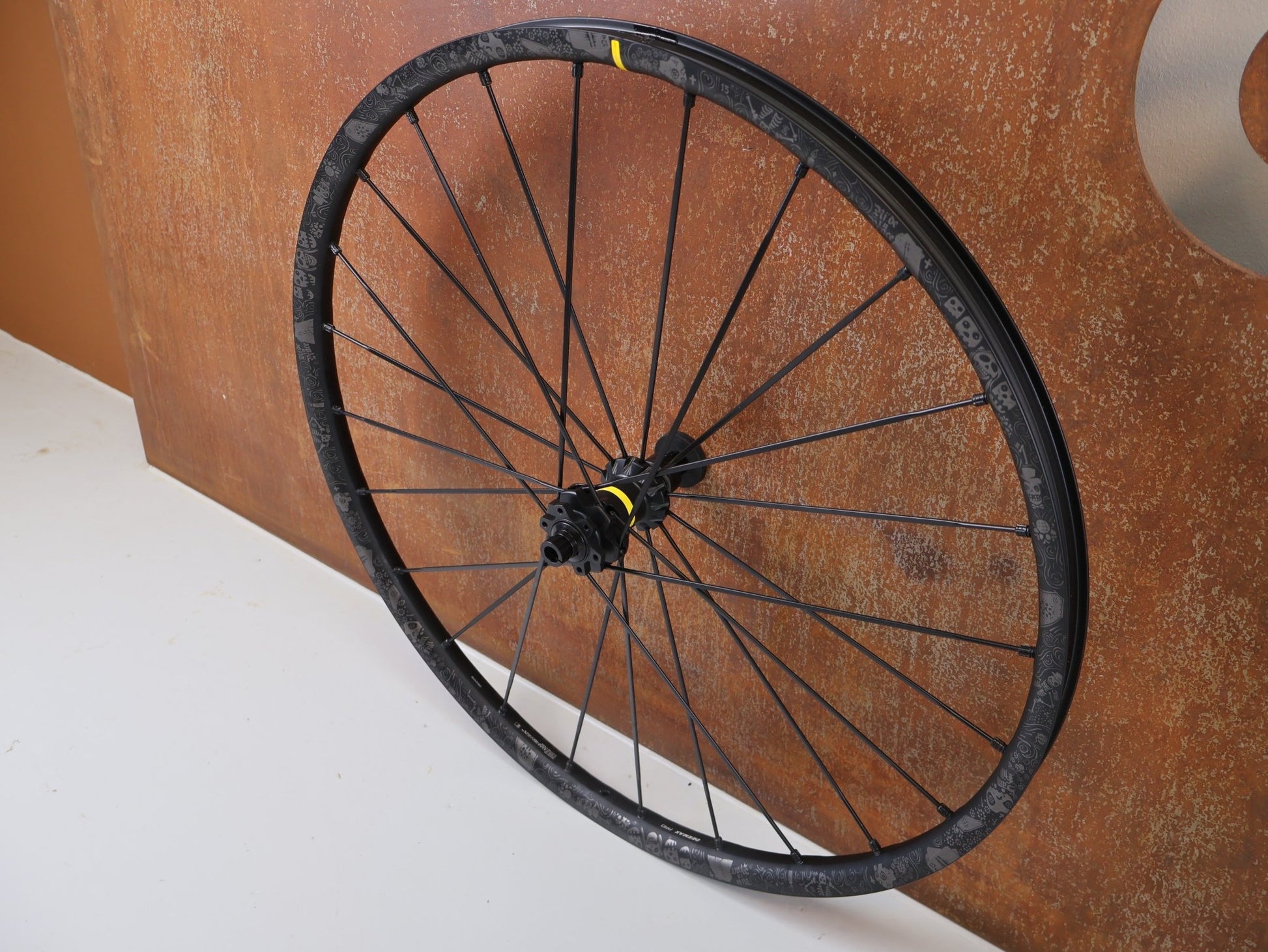 Laufrad/Laufradsatz von Mavic, MAVIC DEEMAX PRO SAM HILL LAUFRADSATZ / 29 ZOLL / NON - BOOST / SRAM XD & SHIMANO HG vor USEDBIKES - OB.DE Hintergrund