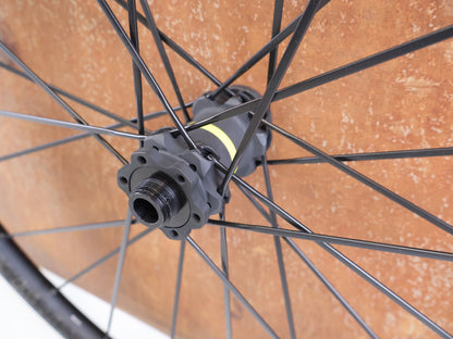 Laufrad/Laufradsatz von Mavic, MAVIC DEEMAX PRO SAM HILL LAUFRADSATZ / 29 ZOLL / NON - BOOST / SRAM XD & SHIMANO HG vor USEDBIKES - OB.DE Hintergrund