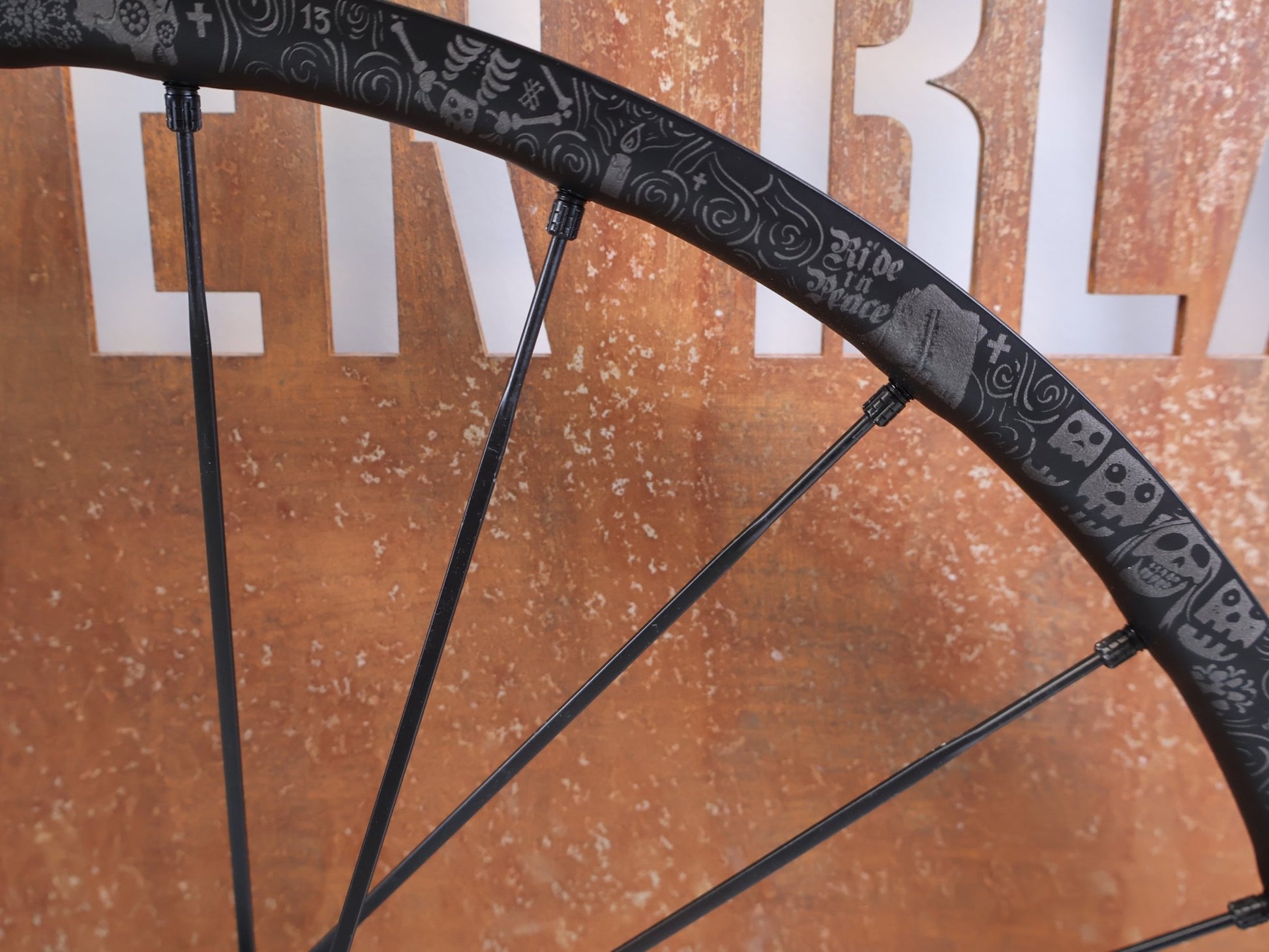 Laufrad/Laufradsatz von Mavic, MAVIC DEEMAX PRO SAM HILL LAUFRADSATZ / 29 ZOLL / NON - BOOST / SRAM XD & SHIMANO HG vor USEDBIKES - OB.DE Hintergrund