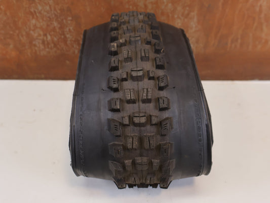 Reifen von Maxxis, MAXXIS 29 ZOLL ASSEGAI 2.5 DISSECTOR 2.4 REIFENSET vor USEDBIKES-OB.DE Hintergrund