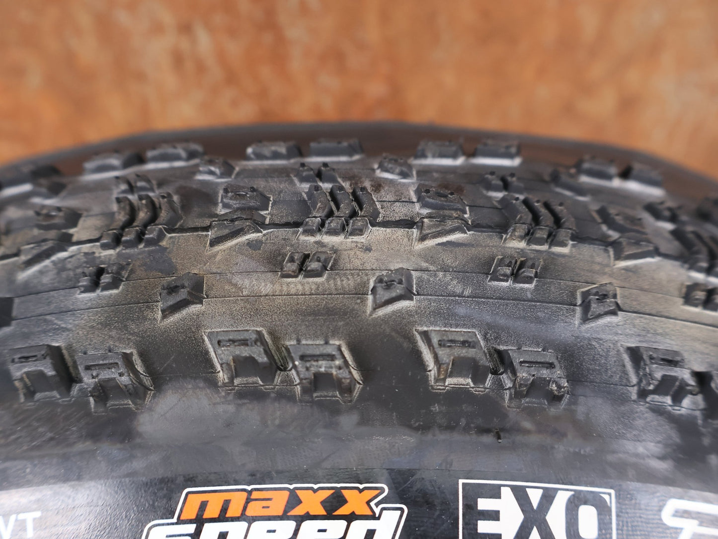 Reifen von Maxxis, MAXXIS ASPEN MAXXSPEED EXO TR WT 29X2.40 – FALTREIFEN / TUBELESS READY / 765 G vor USEDBIKES - OB.DE Hintergrund