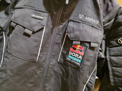 Freizeitbekleidung - BOH von Mewa, MEWA RED BULL - BORA HANSGROHE PEAK ARBEITSJACKE STAFF / HERREN in variant_title vor USEDBIKES - OB.DE Hintergrund