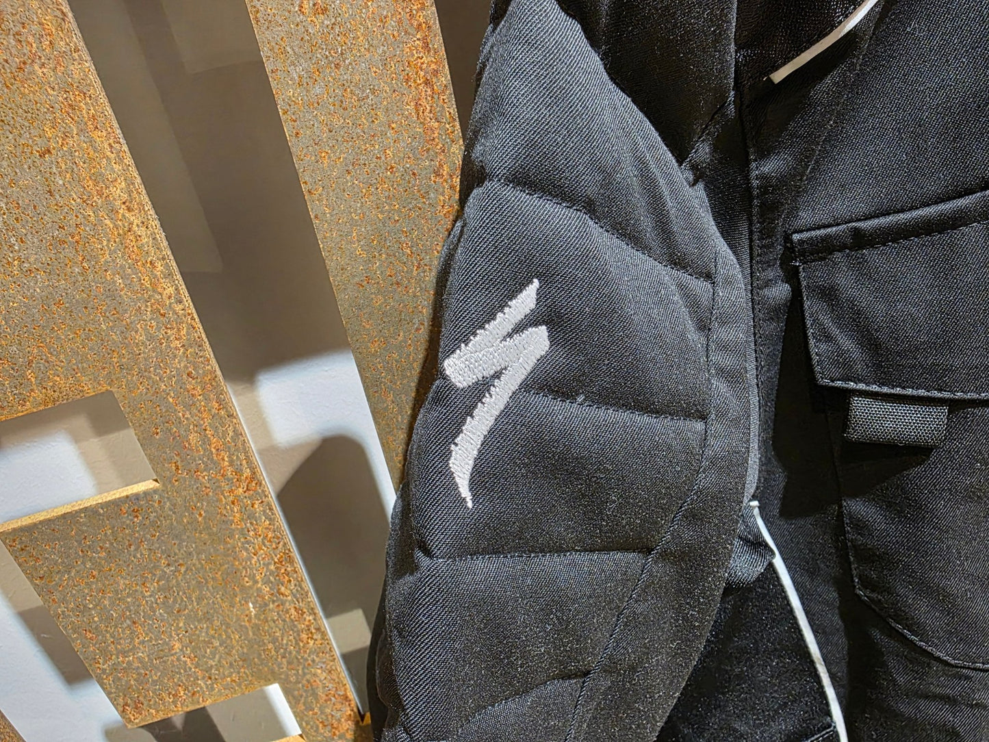 Freizeitbekleidung - BOH von Mewa, MEWA RED BULL - BORA HANSGROHE PEAK ARBEITSJACKE STAFF / HERREN in variant_title vor USEDBIKES - OB.DE Hintergrund
