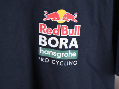 Freizeitbekleidung - BOH von Mewa, MEWA RED BULL - BORA PRO CYCLING TEAM STAFF T - SHIRT BLAU vor USEDBIKES - OB.DE Hintergrund