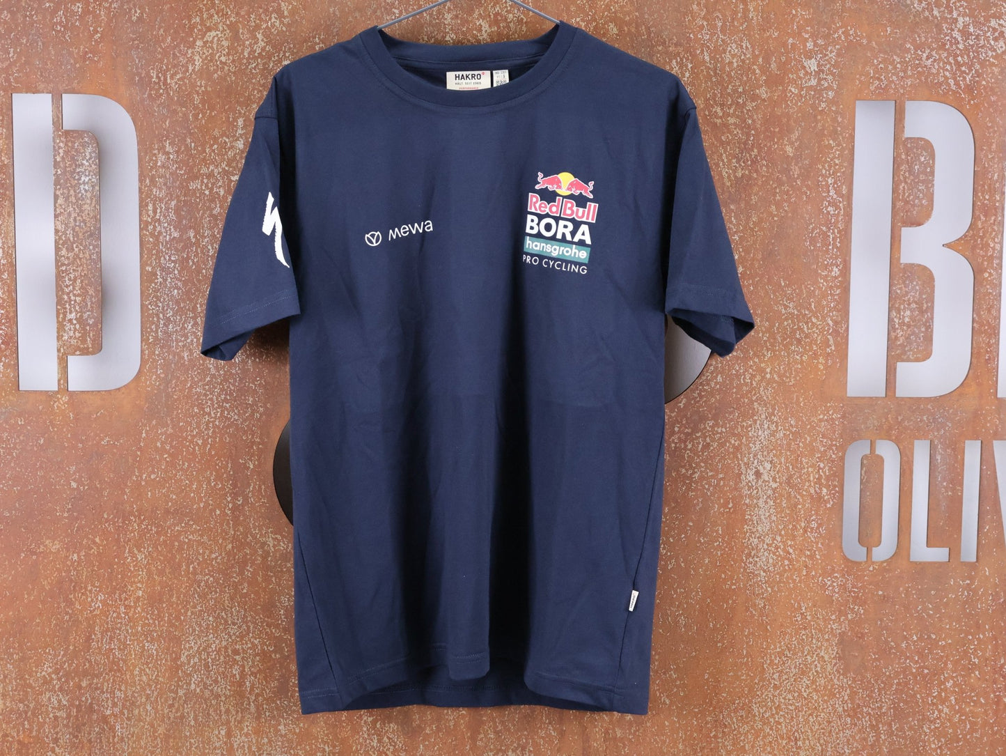 Freizeitbekleidung - BOH von Mewa, MEWA RED BULL - BORA PRO CYCLING TEAM STAFF T - SHIRT BLAU vor USEDBIKES - OB.DE Hintergrund