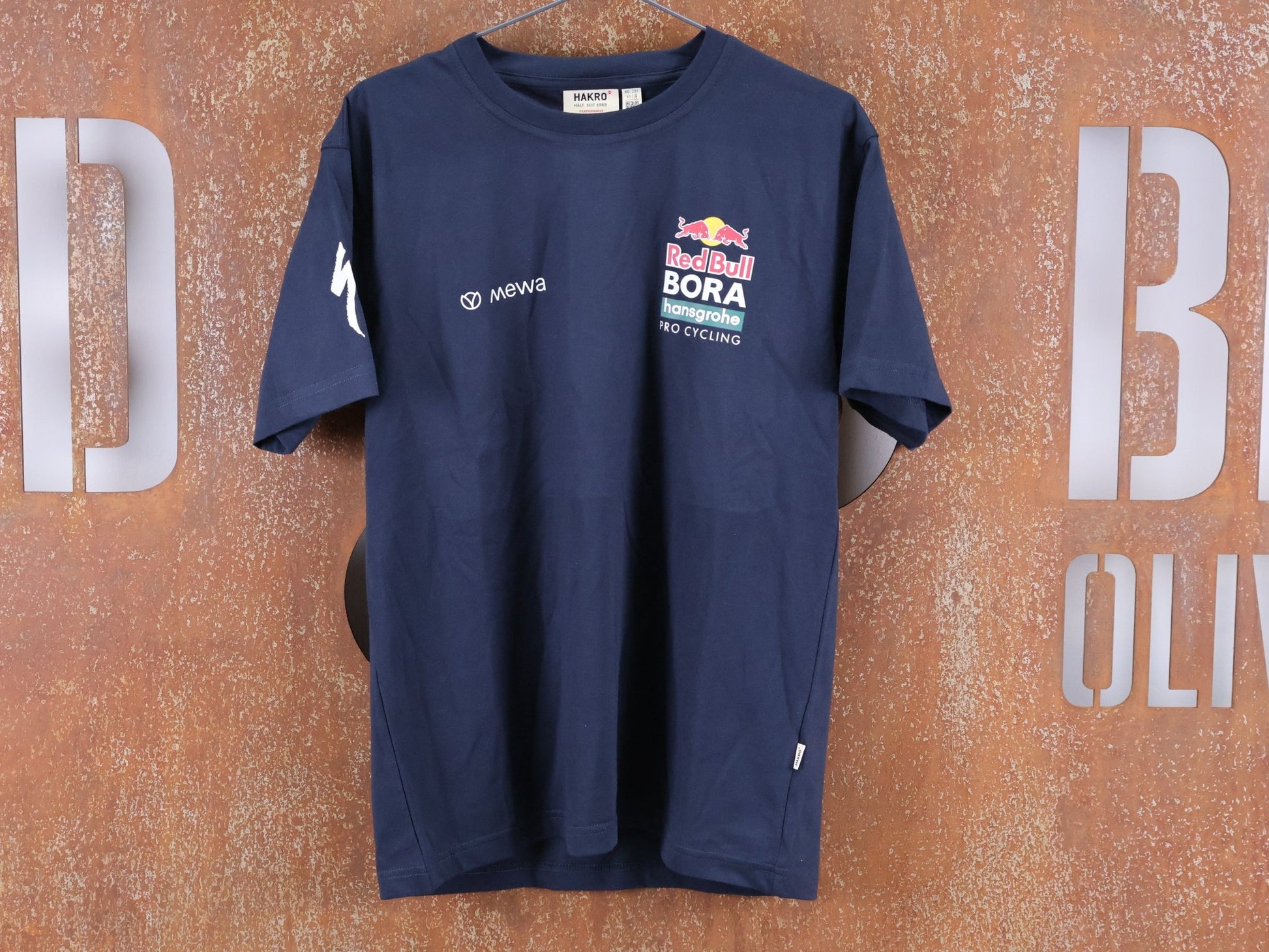 Freizeitbekleidung - BOH von Mewa, MEWA RED BULL - BORA PRO CYCLING TEAM STAFF T - SHIRT BLAU vor USEDBIKES - OB.DE Hintergrund
