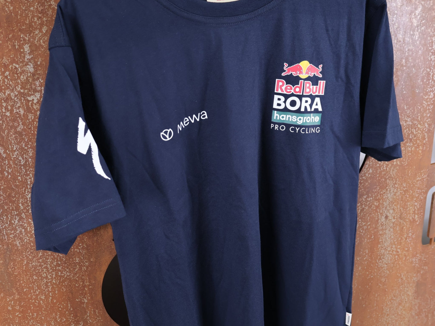 Freizeitbekleidung - BOH von Mewa, MEWA RED BULL - BORA PRO CYCLING TEAM STAFF T - SHIRT BLAU vor USEDBIKES - OB.DE Hintergrund