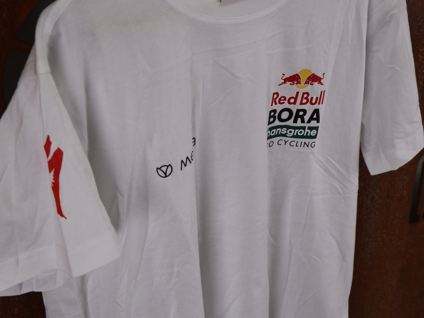 Freizeitbekleidung - BOH von Mewa, MEWA RED BULL - BORA PRO CYCLING TEAM STAFF T - SHIRT WEIß vor USEDBIKES - OB.DE Hintergrund