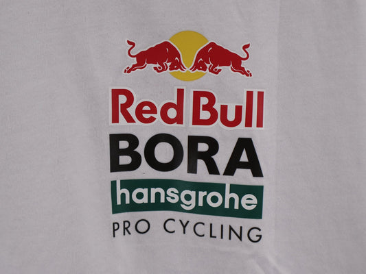 Freizeitbekleidung - BOH von Mewa, MEWA RED BULL - BORA PRO CYCLING TEAM STAFF T - SHIRT WEIß vor USEDBIKES - OB.DE Hintergrund