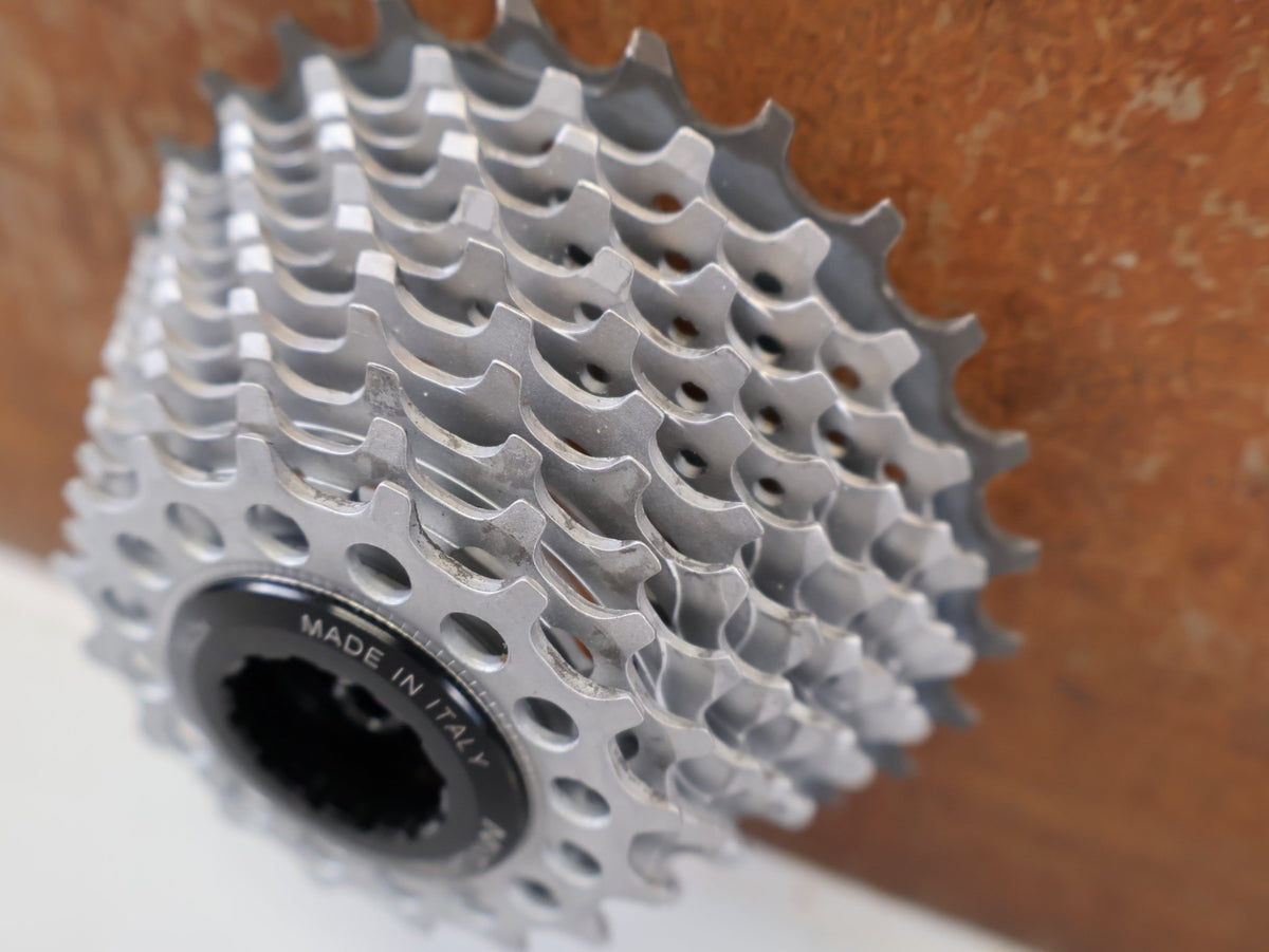 Kassette & Zahnkränze von Miche, MICHE LIGHT PRIMATO 11 FACH KASSETTE 16-27 Z SHIMANO vor USEDBIKES-OB.DE Hintergrund
