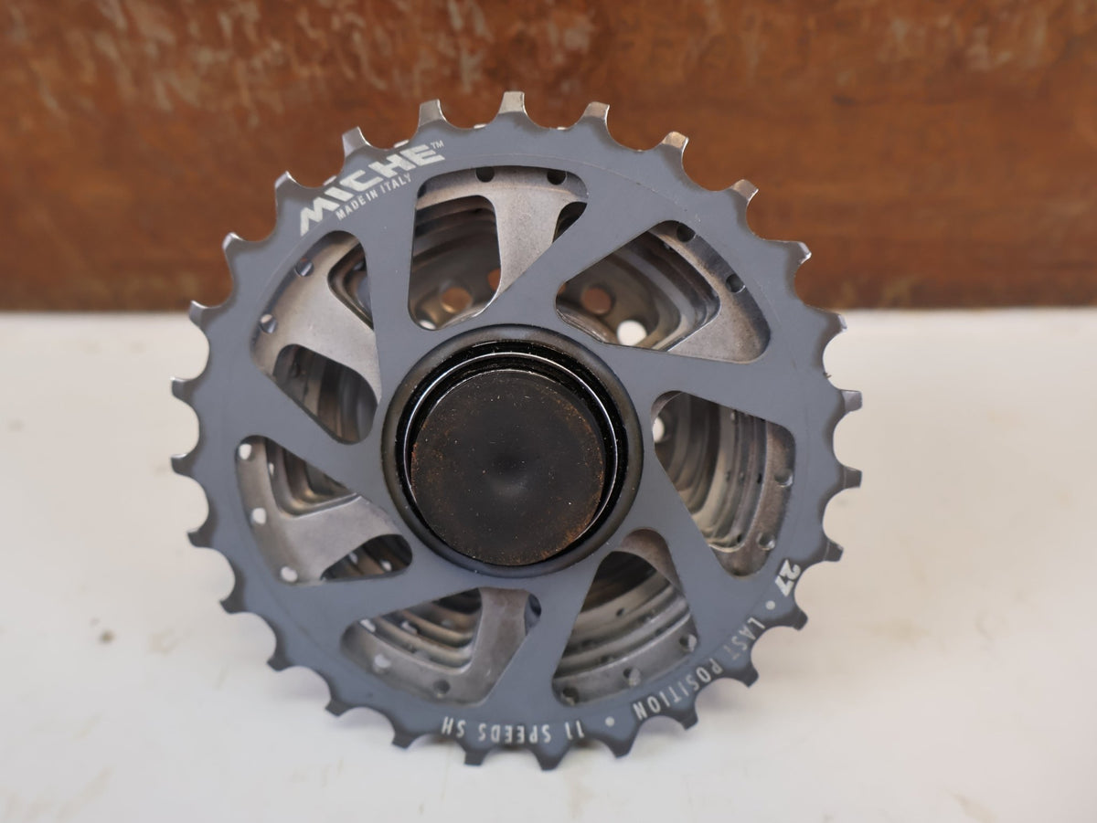Kassette & Zahnkränze von Miche, MICHE LIGHT PRIMATO 11 FACH KASSETTE 16-27 Z SHIMANO vor USEDBIKES-OB.DE Hintergrund