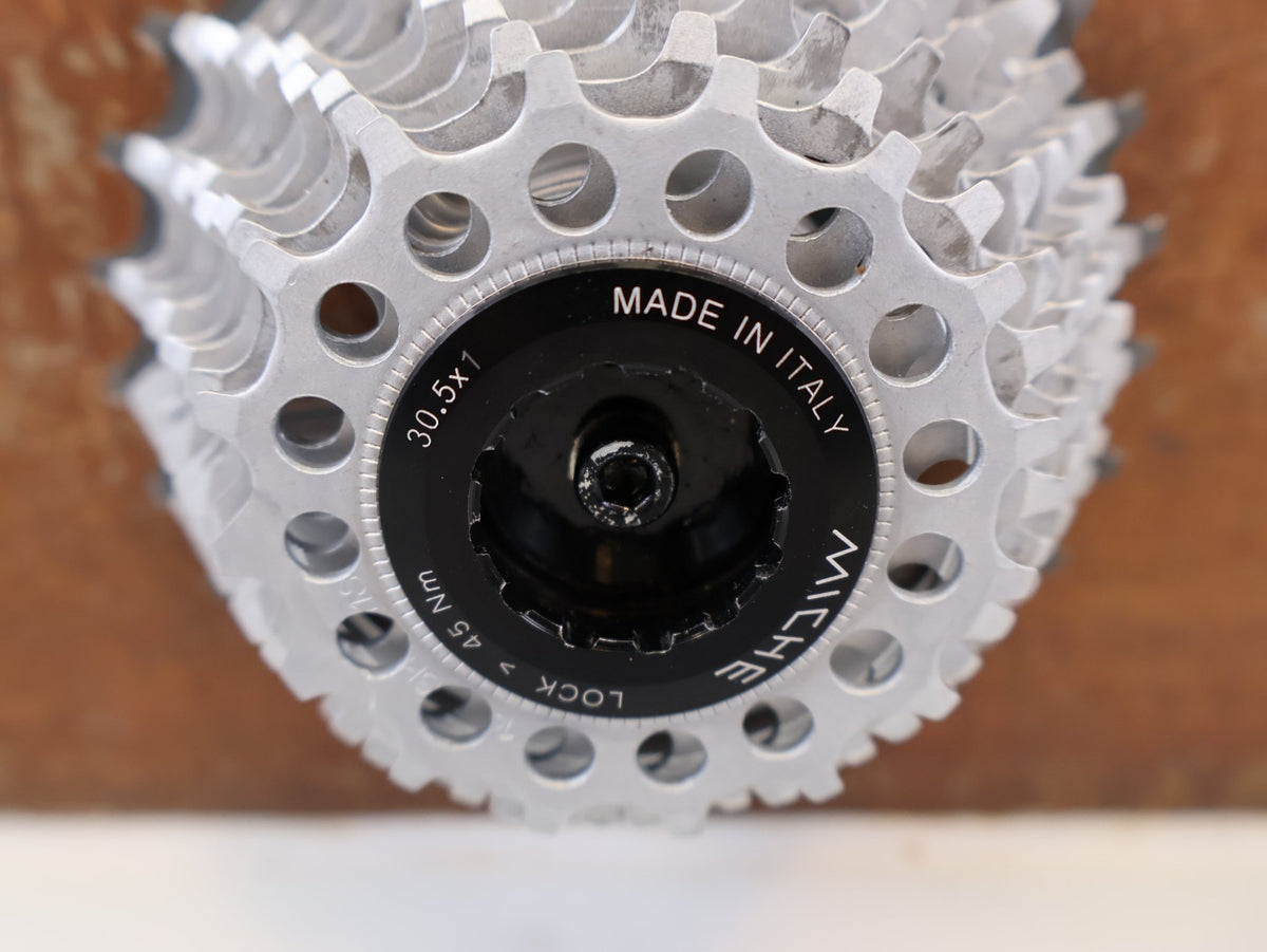 Kassette & Zahnkränze von Miche, MICHE LIGHT PRIMATO 11 FACH KASSETTE 16-27 Z SHIMANO vor USEDBIKES-OB.DE Hintergrund