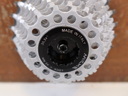 Kassette & Zahnkränze von Miche, MICHE LIGHT PRIMATO 11 FACH KASSETTE 16-27 Z SHIMANO vor USEDBIKES-OB.DE Hintergrund