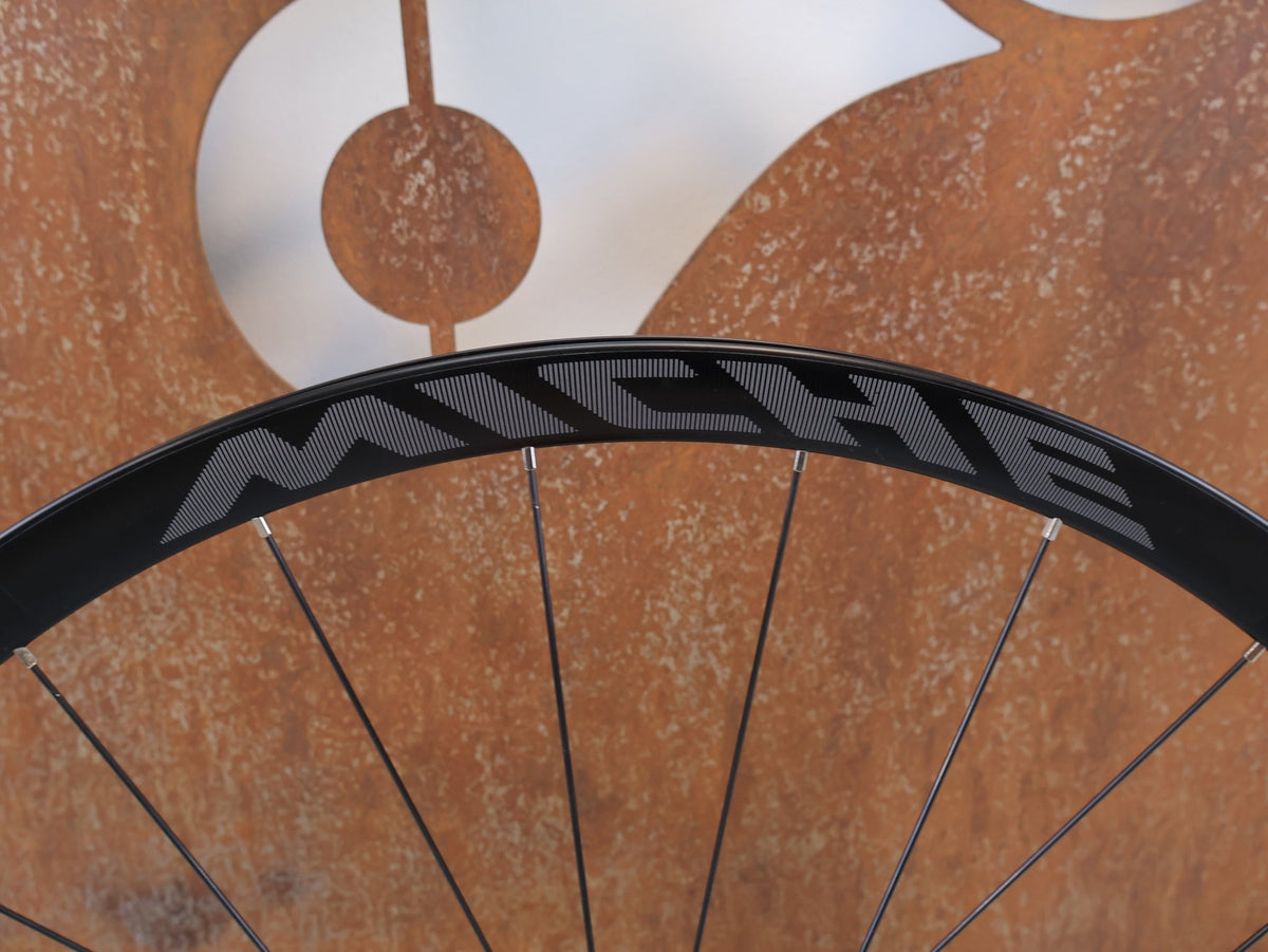 Laufrad/Laufradsatz von Miche, MICHE PISTARD BAHN LAUFRADSATZ 28 ZOLL DRAHTREIFEN SCHWARZ vor USEDBIKES-OB.DE Hintergrund