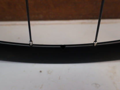 Laufrad/Laufradsatz von Miche, MICHE PISTARD BAHN LAUFRADSATZ 28 ZOLL DRAHTREIFEN SCHWARZ vor USEDBIKES-OB.DE Hintergrund