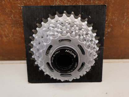 Kassette & Zahnkränze von Miche, MICHE PRIMATO LIGHT 11-FACH KASSETTE 18-30 ZÄHNE SHIMANO HG vor USEDBIKES-OB.DE Hintergrund