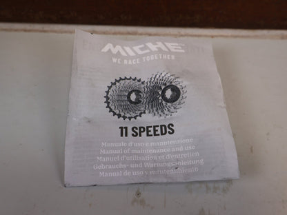Kassette & Zahnkränze von Miche, MICHE PRIMATO LIGHT 11-FACH KASSETTE 18-30 ZÄHNE SHIMANO HG vor USEDBIKES-OB.DE Hintergrund