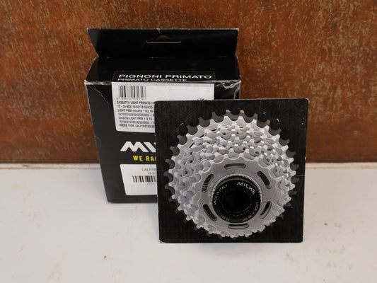 Kassette & Zahnkränze von Miche, MICHE PRIMATO LIGHT 11-FACH KASSETTE 18-30 ZÄHNE SHIMANO HG vor USEDBIKES-OB.DE Hintergrund