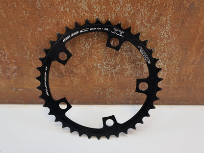 Kettenblatt von Miche, MICHE SUPER11 SSC KETTENBLATT / INNER / 110 MM / 38 ZÄHNE / SHIMANO 11 - FACH vor USEDBIKES - OB.DE Hintergrund
