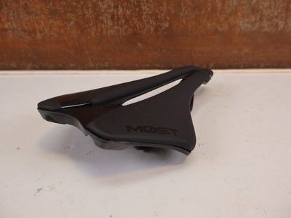 Sattel von Most, MOST Lynx MY26 Sattel 143mm BOB Schwarz Rennrad vor USEDBIKES-OB.DE Hintergrund