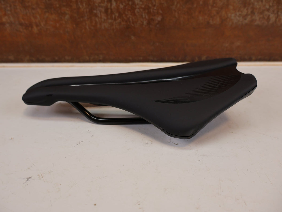 Sattel von Most, MOST Lynx MY26 Sattel 143mm BOB Schwarz Rennrad vor USEDBIKES-OB.DE Hintergrund