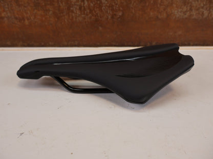 Sattel von Most, MOST Lynx MY26 Sattel 143mm BOB Schwarz Rennrad vor USEDBIKES-OB.DE Hintergrund