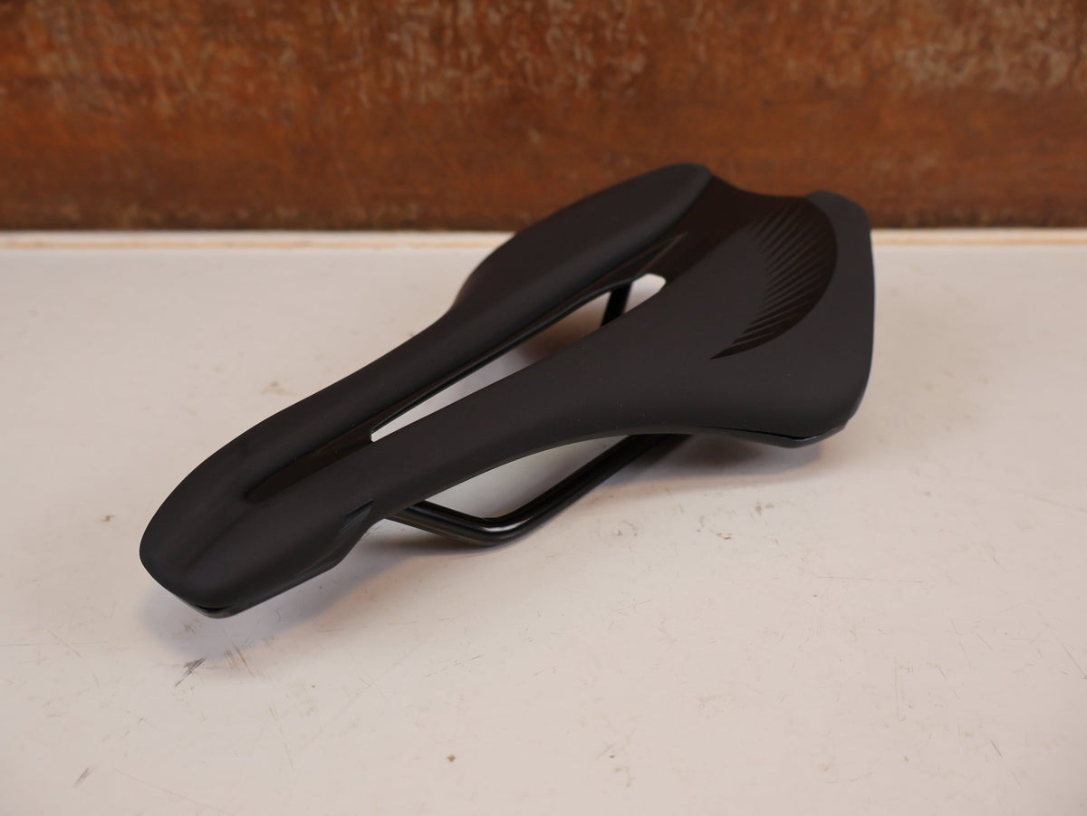 Sattel von Most, MOST Lynx MY26 Sattel 143mm BOB Schwarz Rennrad vor USEDBIKES-OB.DE Hintergrund