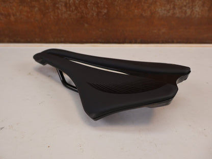 Sattel von Most, MOST Lynx MY26 Sattel 143mm BOB Schwarz Rennrad vor USEDBIKES-OB.DE Hintergrund