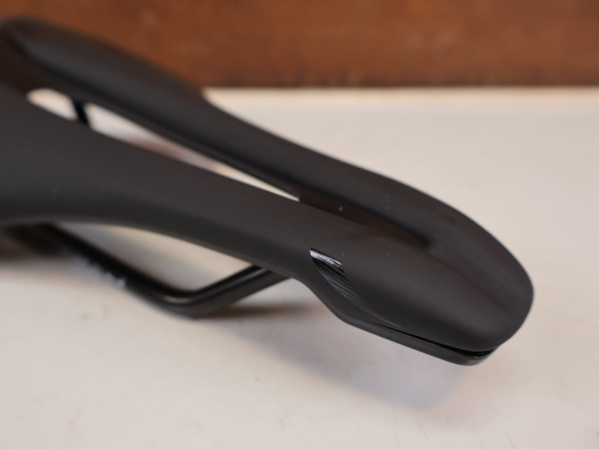 Sattel von Most, MOST Lynx MY26 Sattel 143mm BOB Schwarz Rennrad vor USEDBIKES-OB.DE Hintergrund