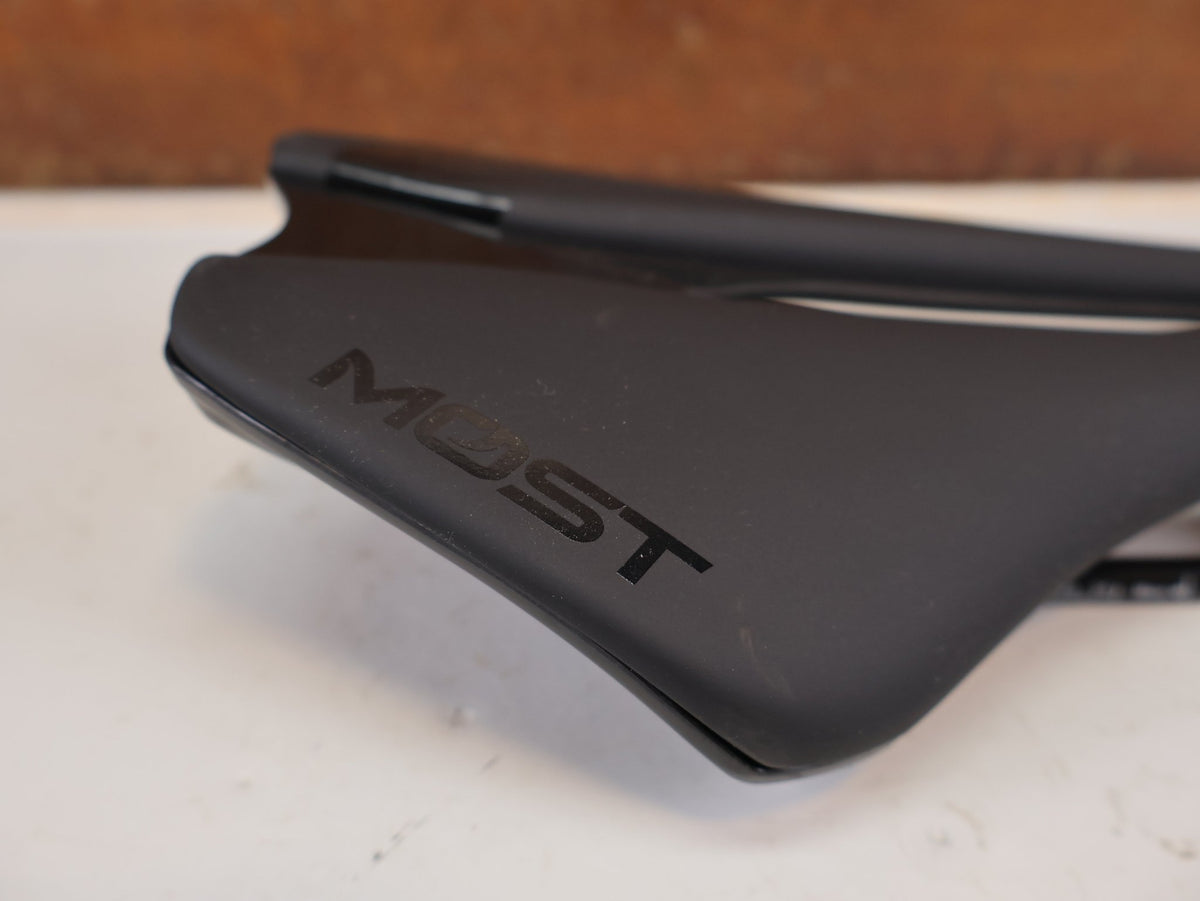 Sattel von Most, MOST Lynx MY26 Sattel 143mm BOB Schwarz Rennrad vor USEDBIKES-OB.DE Hintergrund