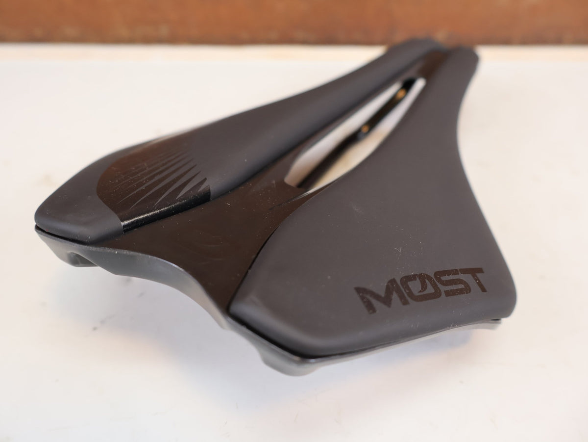 Sattel von Most, MOST Lynx MY26 Sattel 143mm BOB Schwarz Rennrad vor USEDBIKES-OB.DE Hintergrund