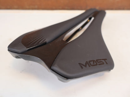 Sattel von Most, MOST Lynx MY26 Sattel 143mm BOB Schwarz Rennrad vor USEDBIKES-OB.DE Hintergrund