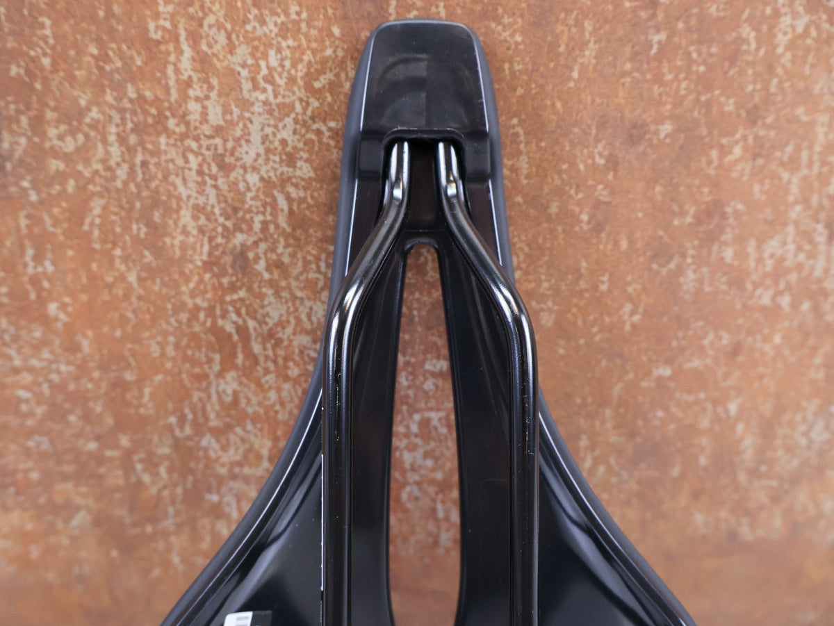 Sattel von Most, MOST Lynx MY26 Sattel 143mm BOB Schwarz Rennrad vor USEDBIKES-OB.DE Hintergrund