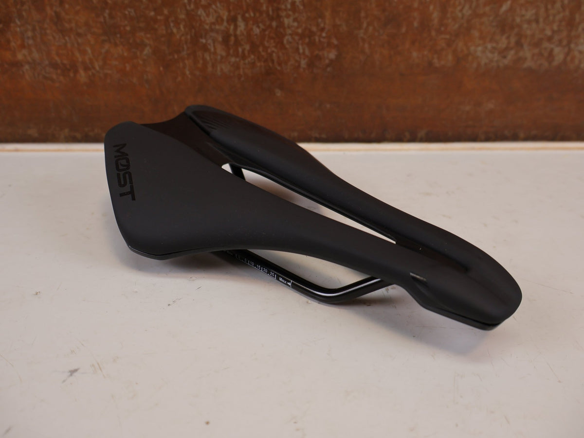Sattel von Most, MOST Lynx MY26 Sattel 143mm BOB Schwarz Rennrad vor USEDBIKES-OB.DE Hintergrund