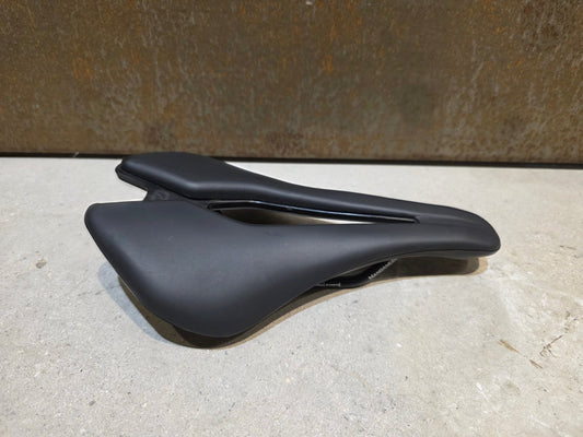 Sattel von Most, MOST LYNX ULTRA SUPERFLOW L MAGANESE 145MM in variant_title vor USEDBIKES - OB.DE Hintergrund