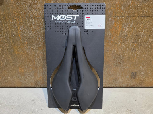 Sattel von Most, MOST LYNX ULTRA SUPERFLOW L MAGANESE 145MM in variant_title vor USEDBIKES - OB.DE Hintergrund
